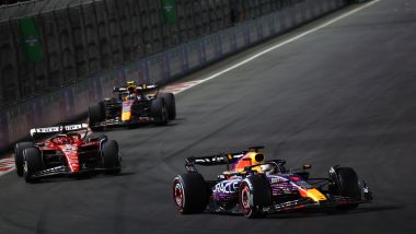 F1 GP Las Vegas 2023: Max Verstappen (Red Bull) davanti a Charles Leclerc (Ferrari) e Sergio Perez