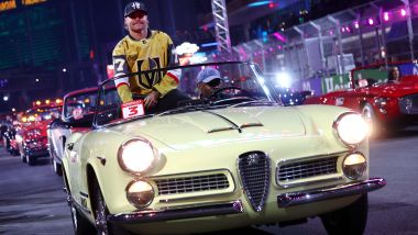 F1 GP Las Vegas 2023: Valtteri Bottas (Alfa Romeo F1 Team) nella parata dei piloti a bordo di un'Alfa Romeo 2000 Spider Touring