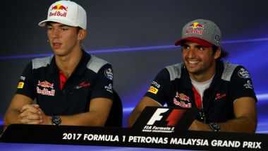 F1 GP Malesia 2017, Sepang: Pierre Gasly (Toro Rosso) con il compagno Carlos Sainz