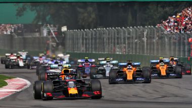 F1 GP Messico 2019, Città del Messico: Alexander Albon (Red Bull) in terza posizione dopo il via