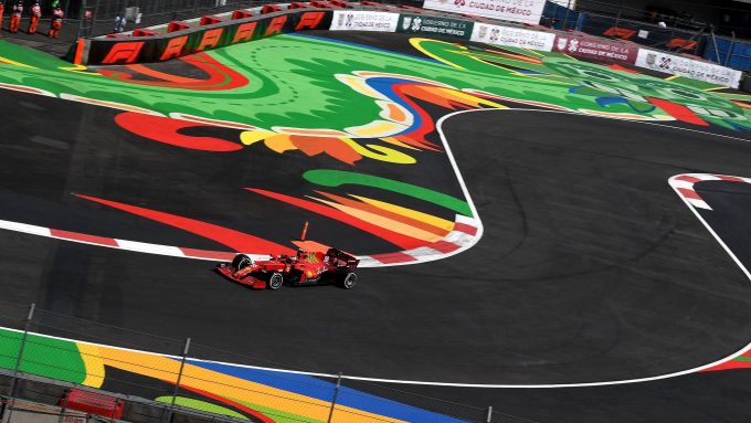 F1 GP Messico 2021, Città del Messico: Carlos Sainz (Scuderia Ferrari) sfreccia nella zona dello stadio