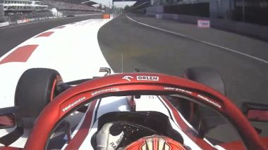F1 GP Messico 2021, Città del Messico: Kimi Raikkonen (Alfa Romeo Racing) taglia l'ingresso box