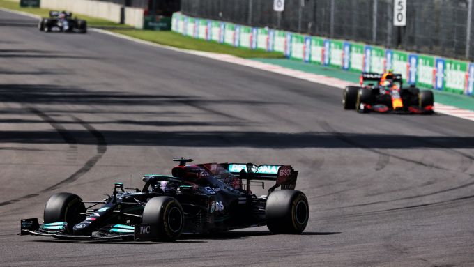 F1 GP Messico 2021, Città del Messico: Lewis Hamilton (Mercedes) davanti a Sergio Perez (Red Bull)
