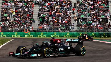 F1, GP Messico 2021: Lewis Hamilton inseguito da Sergio Perez