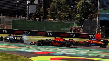 F1, GP Messico 2021: Valtteri Bottas si gira in testacoda dopo il contatto con Daniel Ricciardo