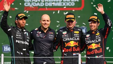 F1 GP Messico 2022, Città del Messico: il podio con Max Verstappen, Sergio Perez (Red Bull) e Lewis Hamilton (Mercedes)