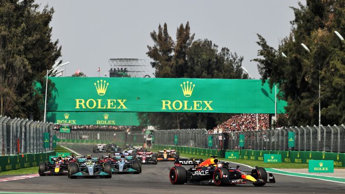 F1 GP Messico 2022, Città del Messico: Max Verstappen (Red Bull Racing) al comando della gara 