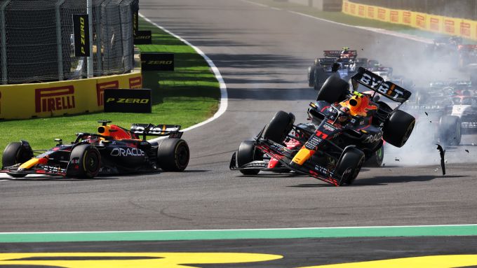 F1 GP Messico 2023: il contatto al via tra Charles Leclerc (Scuderia Ferrari) e Sergio Perez (Red Bull Racing)