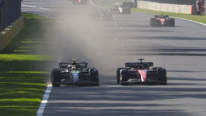 F1 GP Messico 2023: Lewis Hamilton (Mercedes) supera Charles Leclerc (Ferrari) | Foto: Twitter @F1