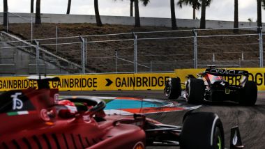 F1 GP Miami 2022: Charles Leclerc (Scuderia Ferrari) segue da vicino Max Verstappen (Red Bull Racing)