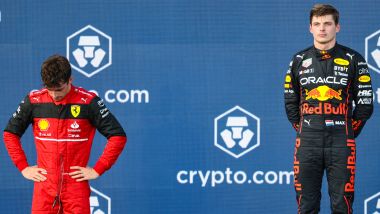 F1 GP Miami 2022: Charles Leclerc (Scuderia Ferrari) sul podio con Max Verstappen (Red Bull Racing)
