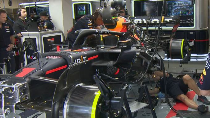 F1 GP Miami 2022: i meccanici Red Bull lavorano sulla monoposto di Max Verstappen