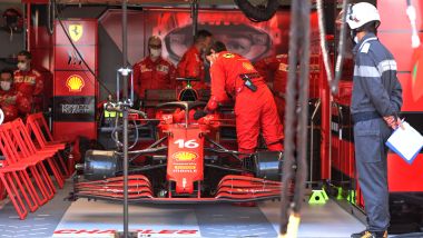 F1 GP Monaco 2021, Monte Carlo: la Ferrari di Leclerc mestamente parcheggiata ai box prima del via
