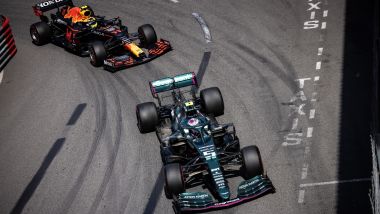 F1 GP Monaco 2021, Monte Carlo: Sebastian Vettel (Aston Martin) tiene dietro Sergio Perez (Red Bull)