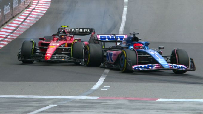 F1 GP Monaco 2023, Monte Carlo: Carlos Sainz (Scuderia Ferrari) tampona Esteban Ocon (Alpine F1) in gara | Foto: Twitter @F1