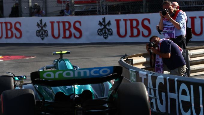 F1 GP Monaco 2023, Monte Carlo: Fernando Alonso (Aston Martin Racing) sfiora le barriere alle Piscine