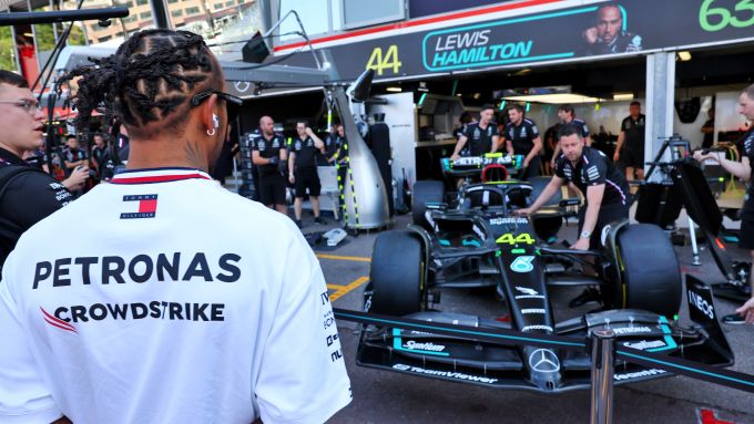 F1 GP Monaco 2023, Monte Carlo: Lewis Hamilton osserva la sua nuova Mercedes W14