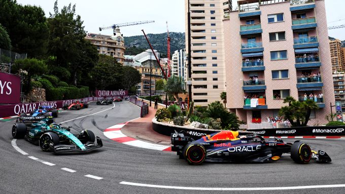 F1 GP Monaco 2023, Monte Carlo: Max Verstappen (Red Bull Racing) al tornantino davanti a Fernando Alonso (Aston Martin Racing)