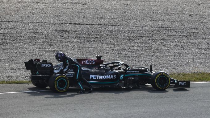 F1 GP Olanda 2021, Zandvoort: Lewis Hamilton (Mercedes AMG F1) spinge la macchina dopo il guasto