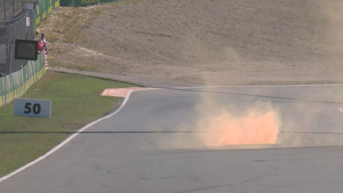 F1 GP Olanda 2022, Zandvoort: il fumogeno in pista che ha bloccato la Q2 | Foto: Twitter @F1