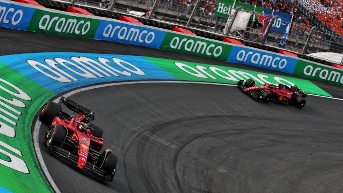 F1 GP Olanda 2022, Zandvoort: le due Ferrari di Charles Leclerc e Carlos Sainz nelle prime fasi di gara
