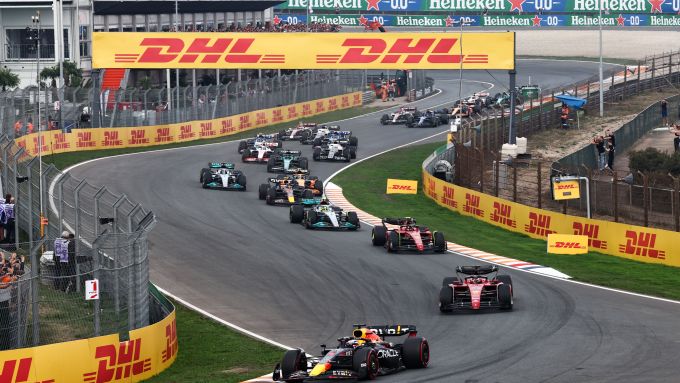 F1 GP Olanda 2022, Zandvoort: Max Verstappen (Red Bull Racing) guida il gruppo