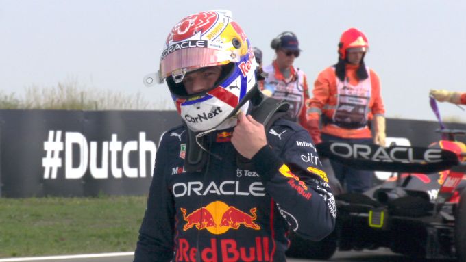 F1 GP Olanda 2022, Zandvoort: Max Verstappen (Red Bull Racing) scende dalla macchina dopo lo stop | Foto: Twitter @F1