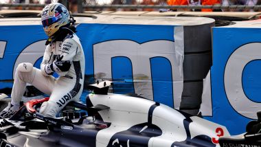 F1 GP Olanda 2023, Zandvoort: Daniel Ricciardo (Scuderia AlphaTauri) dolorante dopo l'incidente 