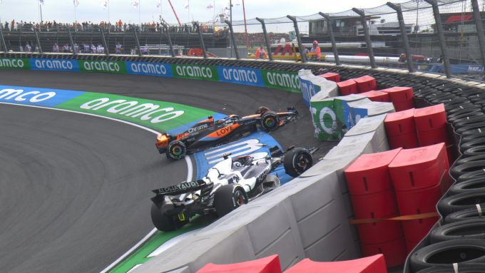 F1 GP Olanda 2023, Zandvoort: l'incidente in PL2 di Daniel Ricciardo (AlphaTauri) e Oscar Piastri (McLaren) | Foto: Twitter @F1