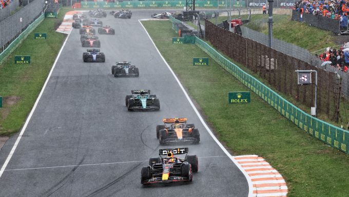 F1 GP Olanda 2023, Zandvoort: Max Verstappen (Red Bull Racing) guida il gruppo al primo giro