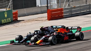F1 GP Portogallo 2021, Portimao: Max Verstappen (Red Bull) in lotta con Lewis Hamilton (Mercedes)