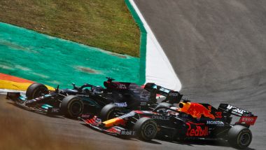 F1 GP Portogallo 2021, Portimao: Verstappen (Red Bull) sorpassato da Hamilton (Mercedes)