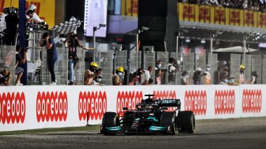 F1 GP Qatar 2021, Doha: Lewis Hamilton (Mercedes AMG F1) taglia per primo il traguardo