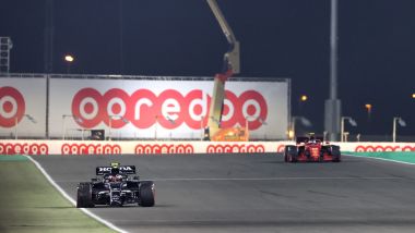 F1, GP Qatar 2021: Pierre Gasly procede senza ala anteriore davanti a Carlos Sainz