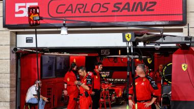 F1 GP Qatar 2023, Losail: La Ferrari SF-23 di Carlos Sainz ferma ai box dopo il problema al serbatoio