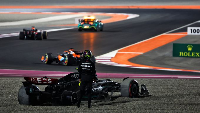 F1 GP Qatar 2023, Losail: Lewis Hamilton (Mercedes AMG F1) dopo l'incidente in curva-1 con il compagno George Russell 