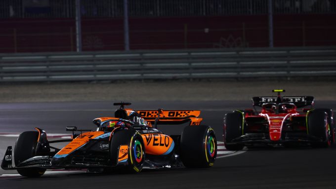 F1 GP Qatar 2023, Losail: Oscar Piastri (McLaren F1 Team) davanti a Carlos Sainz (Scuderia Ferrari)