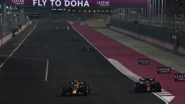 F1 GP Qatar 2023, Losail: Sergio Perez (Red Bull Racing) in lotta nelle retrovie