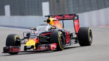 F1 GP Russia 2016, Sochi: Daniel Ricciardo (Red Bull) prova il primo prototipo di Aeroscreen