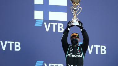 F1, GP Russia 2020: Bottas esulta mentre alle sue spalle compare l'acronimo del suo nome