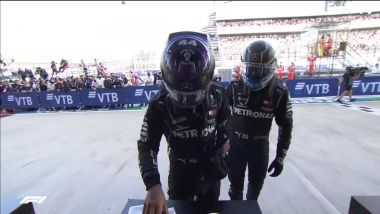 F1, GP Russia 2020: Hamilton soffia a Bottas il cappellino del primo classificato