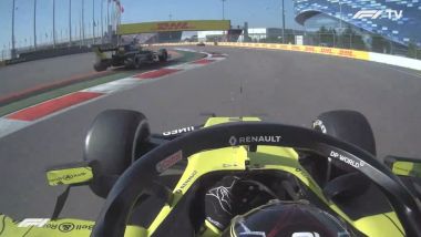 F1 GP Russia 2020, Sochi: Daniel Ricciardo taglia curva-2 (inquadrato dalla Renault di Ocon)