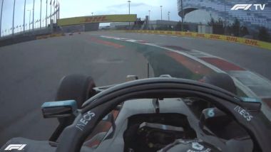 F1 GP Russia 2020, Sochi: Lewis Hamilton (Mercedes AMG F1) taglia curva-2 in Q1