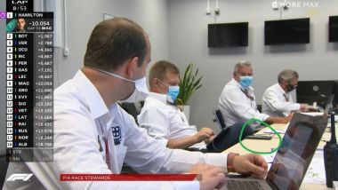 F1 GP Russia 2020, Sochi: Mika Salo (FIA) beccato con il cellulare durante le discussioni sulla penalità
