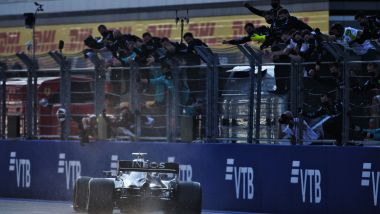 F1, GP Russia 2020: Valtteri Bottas (Mercedes) taglia il traguardo da vincitore