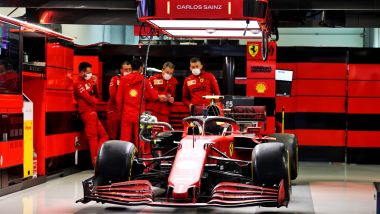 F1, GP Russia 2021: la monoposto di Carlos Sainz ai box