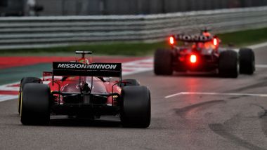 F1 GP Russia 2021, Sochi: Charles Leclerc (Ferrari) alle spalle di Max Verstappen (Red Bull)