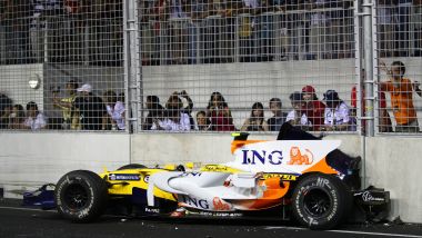 F1, GP Singapore 2008: la Renault di Nelson Piquet contro le barriere