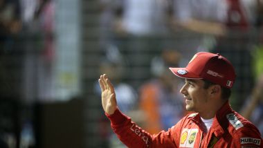 F1 GP Singapore 2019, Marina Bay: Charles Leclerc (Ferrari) saluta il pubblico dopo la pole