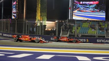 F1 GP Singapore 2019, Marina Bay: il momento decisivo, Leclerc esce dai box alle spalle di Vettel (Ferrari)